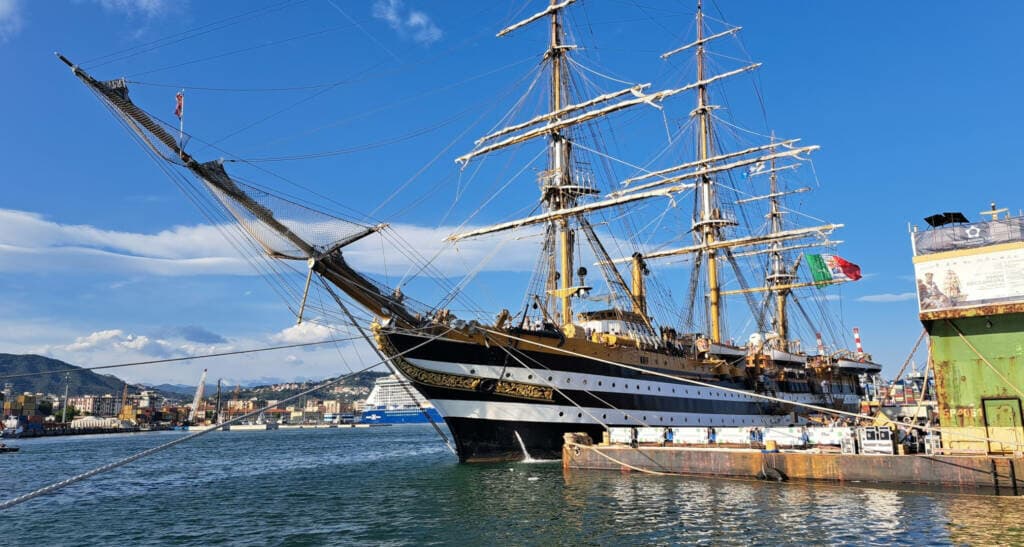 IL GRUPPO ANTONINI AL FIANCO DELLA CULTURA: LA CHIATTA CLAUDIO I DIVENTA PALCO GALLEGGIANTE PER SIMON BOCCANEGRA DAVANTI ALL'AMERIGO VESPUCCI